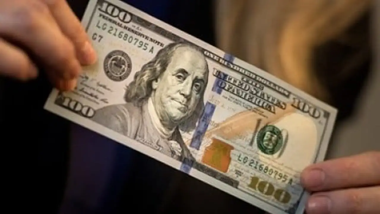 تذبذب الدولار الأمريكي في الأسواق العالمية تزامناً مع ارتفاع أسعار النفط الحاد